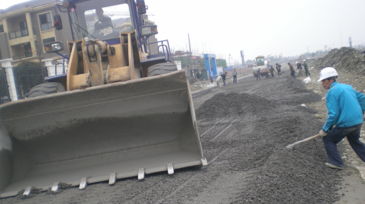 朗河西路路基找平施工.png